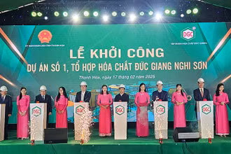 Các đại biểu động thổ khởi công Dự án số 1-Tổ hợp hóa chất Đức Giang.