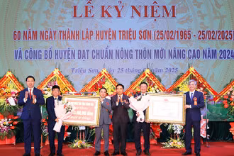 Lãnh đạo tỉnh Thanh Hóa trao Bằng công nhận huyện đạt chuẩn nông thôn mới và mức thưởng cho huyện Triệu Sơn.