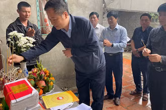 Các thành viên đoàn công tác tưởng niệm nạn nhân tử vong do đuối nước.