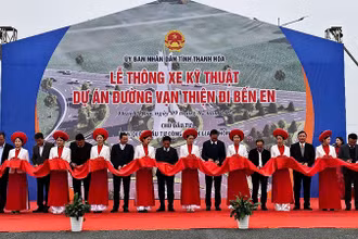 Các đại biểu cắt băng, thông xe kỹ thuật đường giao thông.