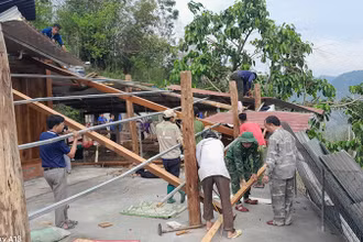 Các lực lượng trực giúp hộ dân ở xã Trung Lý khắc phục hậu quả dông lốc.