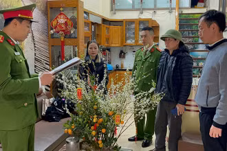 Cơ quan chức năng thi hành Lệnh khám xét nơi ở của đối tượng.