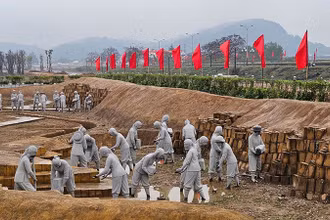 Phỏng dựng công trường đắp đê sông Mã trong kháng chiến chống Mỹ cứu nước.