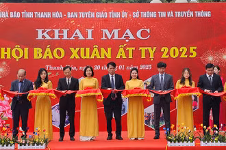 Các đại biểu cắt băng khai trương Hội báo Xuân.