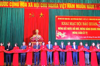 Các đại biểu cắt băng khai mạc Hội báo Xuân Ất Tỵ 2025.