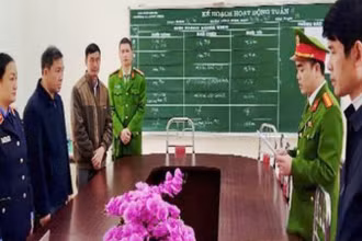Các cơ quan chức năng thi hành quyết định khởi tố bị can.