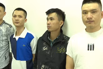 Bốn đối tượng mua, bán ma túy bị bắt giữ.