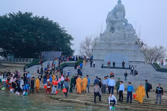 Các đại biểu và nhân dân thả cá giống xuống sông Mã.