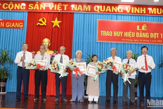 Trao tặng Huy hiệu Đảng cho các đảng viên cao niên tuổi Đảng.