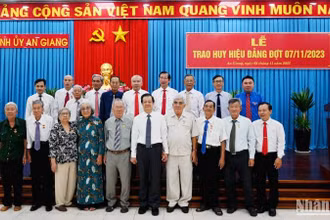 Lãnh đạo tỉnh An Giang chụp ảnh lưu niệm cùng các đảng viên cao niên tuổi Đảng.