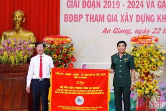 Lãnh đạo tỉnh An Giang trao tặng bức trướng cho Bộ đội Biên phòng tỉnh.