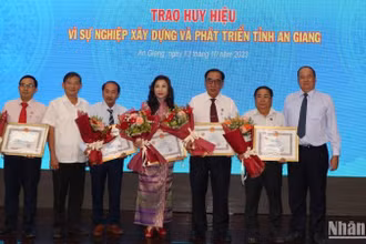 Lãnh đạo tỉnh An Giang trao tặng các doanh nghiệp tiêu biểu Huy hiệu vì sự nghiệp xây dựng và phát triển tỉnh An Giang