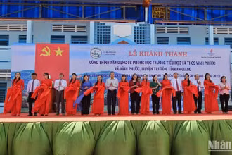 Quang cảnh lễ khánh thành phòng học.