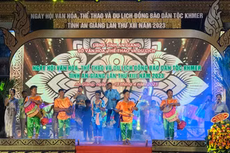 Đồng bào dân tộc Khmer biễu diễn văn hóa nghệ thuật.