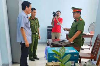 Công an đọc Lệnh bắt giữ bị can Đào Văn Ngọc. 