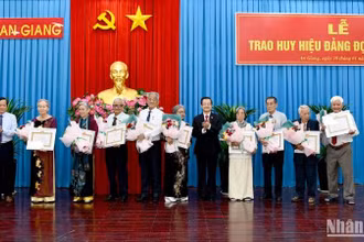 Đồng chí Lê Hồng Quang trao Huy hiệu Đảng tặng các đảng viên cao niên tuổi Đảng.