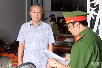 Công an tỉnh An Giang đọc lệnh bắt tạm giam bị can Huỳnh Lê Phong.
