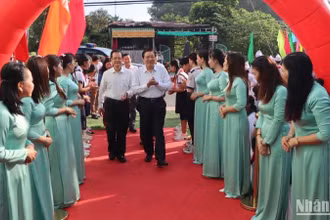 Đồng chí Phan Đình Trạc đến dự chung vui Ngày hội Đại đoàn kết toàn dân tộc ở ấp Phú Hòa 2, xã Bình Hòa