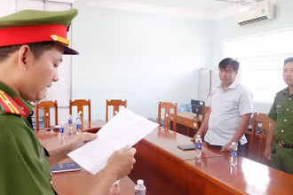Công an tỉnh An Giang đọc lệnh bắt tạm giam Trần Phú Hào.