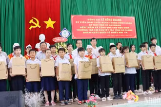 Học sinh Trường trẻ em khuyết tật tỉnh An Giang nhận quà.