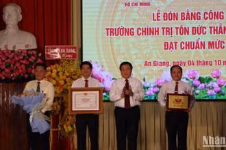 Đồng chí Nguyễn Xuân Thắng trao Bằng và biểu trưng công nhận Trường Chính trị Tôn Đức Thắng đạt chuẩn mức 1