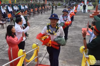 Thanh niên tỉnh An Giang lên đường nhập ngũ.