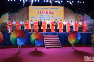 Quang cảnh khai mạc hội chợ