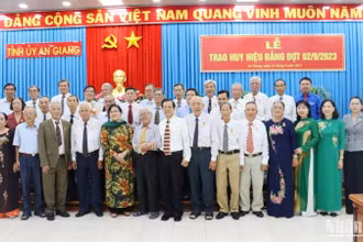 Các đảng viên cao tuổi Đảng chụp ảnh lưu niệm cùng lãnh đạo tỉnh An Giang.
