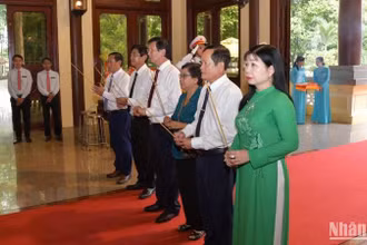 Đại diện lãnh đạo tỉnh An Giang thắp hương tưởng nhớ Bác Tôn