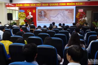 Quang cảnh lễ công bố phát hành bộ tem kênh Vĩnh Tế