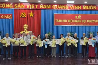 Ban Thường vụ Tỉnh ủy An Giang trao Huy hiệu Đảng tặng các đảng viên cao niên tuổi Đảng.