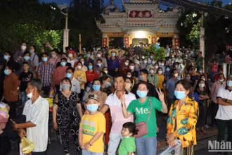 Lễ hội vía Bà Chúa Xứ núi Sam luôn thu hút đông đảo du khách đến tham quan.