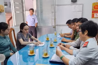 Đoàn Thanh tra Sở Y tế làm việc với đại diện chủ cơ sở.