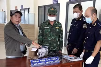 Tang Hour vận chuyển vàng trái phép.