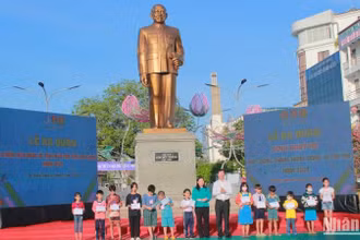 Tặng quà cho trẻ em nghèo.