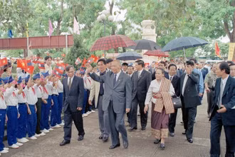 Thiếu nhi xã Kim Liên (huyện Nam Đàn, tỉnh Nghệ An) - quê hương Chủ tịch Hồ Chí Minh chào đón Chủ tịch Đảng, Chủ tịch nước Lào Khamtay Siphandone tới thăm (Nghệ An, 2002). (Ảnh: Lan Xuân – TTXVN)
