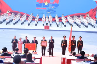 [Ảnh] Tổng Bí thư Tô Lâm trao tặng danh hiệu “Anh hùng Lao động” cho Đảng bộ, Chính quyền và Nhân dân Thành phố Hồ Chí Minh 