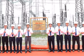 Lãnh đạo Đảng ủy EVNNPT cùng các đơn vị liên quan thực hiện nghi thức gắn biển công trình. (Ảnh: LÊ CHI)