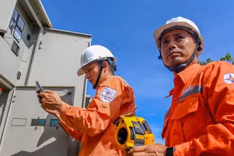 Công nhân kiểm tra hệ thống tủ điện. (Ảnh: EVN)
