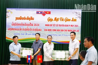 Lãnh đạo Bộ Chỉ huy Bộ đội Biên phòng tỉnh Sơn La (Việt Nam) tặng quà và chúc Tết Bộ Chỉ huy Quân sự và Công an tỉnh Houaphan, nước bạn Lào nhân dịp đón Tết cổ truyền Bunpimay. 