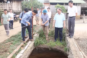 Hiện tượng sụt lún và sau đó xuất hiện các hố lớn bắt đầu từ tháng 10/2023.