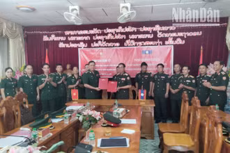 Đại diện lãnh đạo hai bên ký các bản ghi nhớ tại cuộc hội đàm.