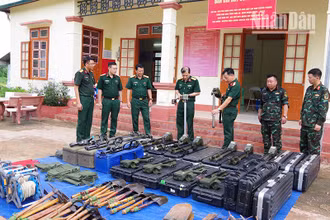 Đoàn kiểm tra của Binh chủng Công binh, Bộ Quốc phòng kiểm tra dụng cụ rà phá bom, mìn, vật nổ.