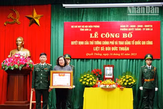 Lễ trao Bằng “Tổ quốc ghi công” cho thân nhân gia đình liệt sĩ Bùi Đức Thuận.