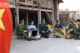 Lực lượng công an xã phối hợp Bộ đội Biên phòng thường xuyên liên hệ, gắn bó với người dân các bản vùng cao.