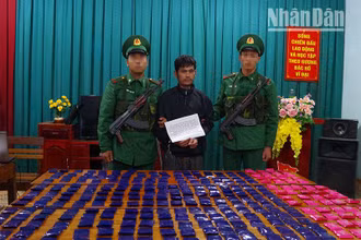 Đối tượng Punkeo Bunchalan cùng tang vật.