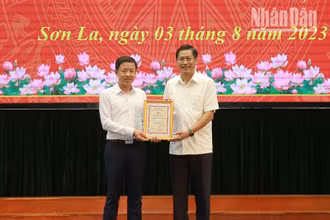 Đồng chí Bí thư Tỉnh ủy Sơn La trao giải chuyên đề cho Đài PT-TH tỉnh Sơn La.