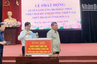 Các đồng chí lãnh đạo tỉnh Sơn La tham gia ủng hộ nhân dân bị thiệt hại bởi mưa lũ.