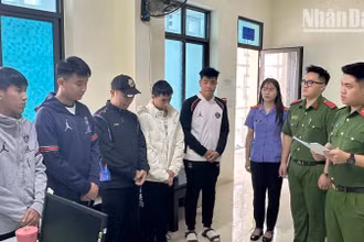 Các đối tượng tại cơ quan công an.