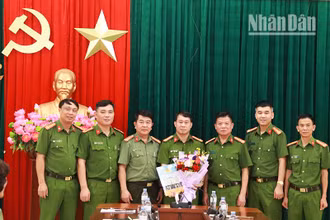 Ban Giám đốc Công an tỉnh Sơn La trao thưởng Ban Chuyên án Công an huyện Mộc Châu.